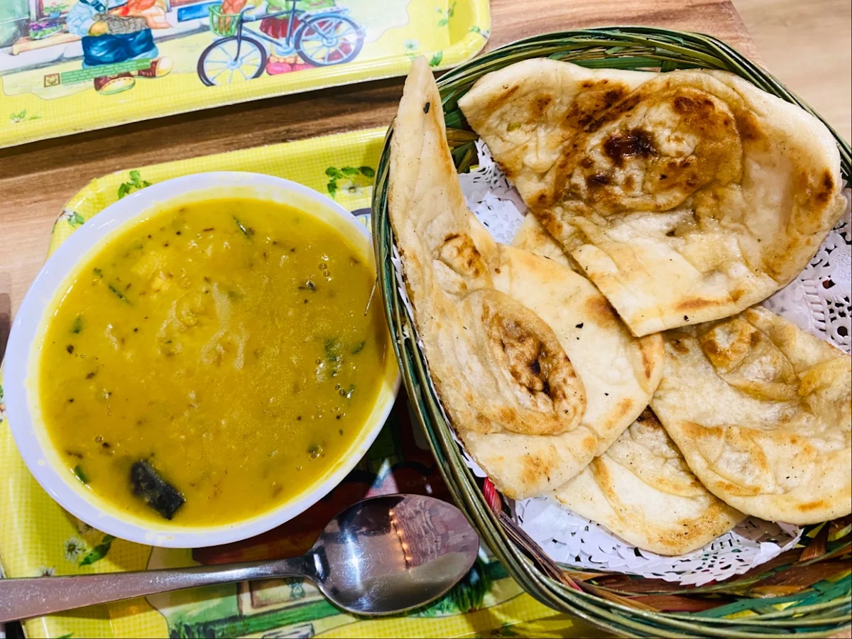 Daal Tadka And Naan
