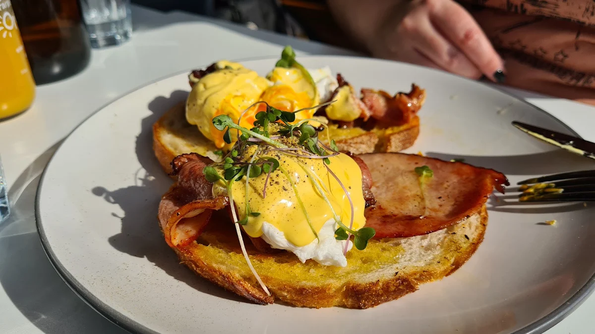 Eggs Benedict, Little Growling Cafe