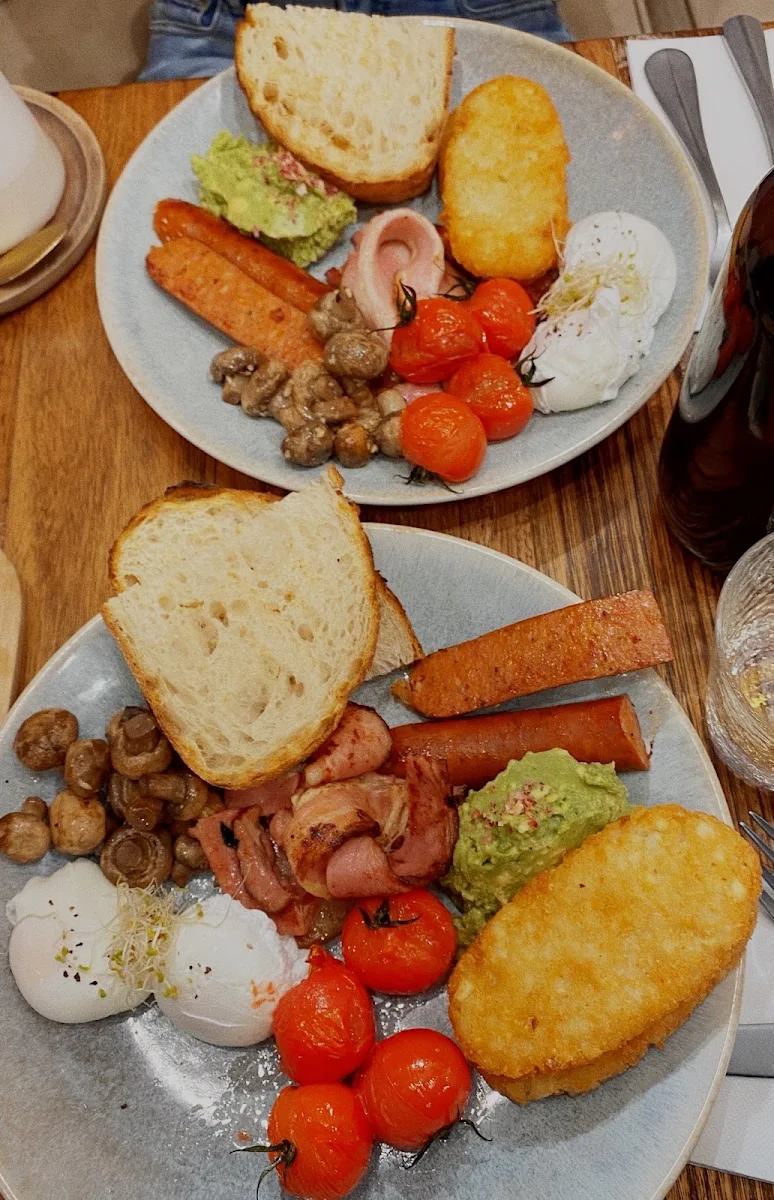 Flovie Big Breakfast, FLOVIE CAFE