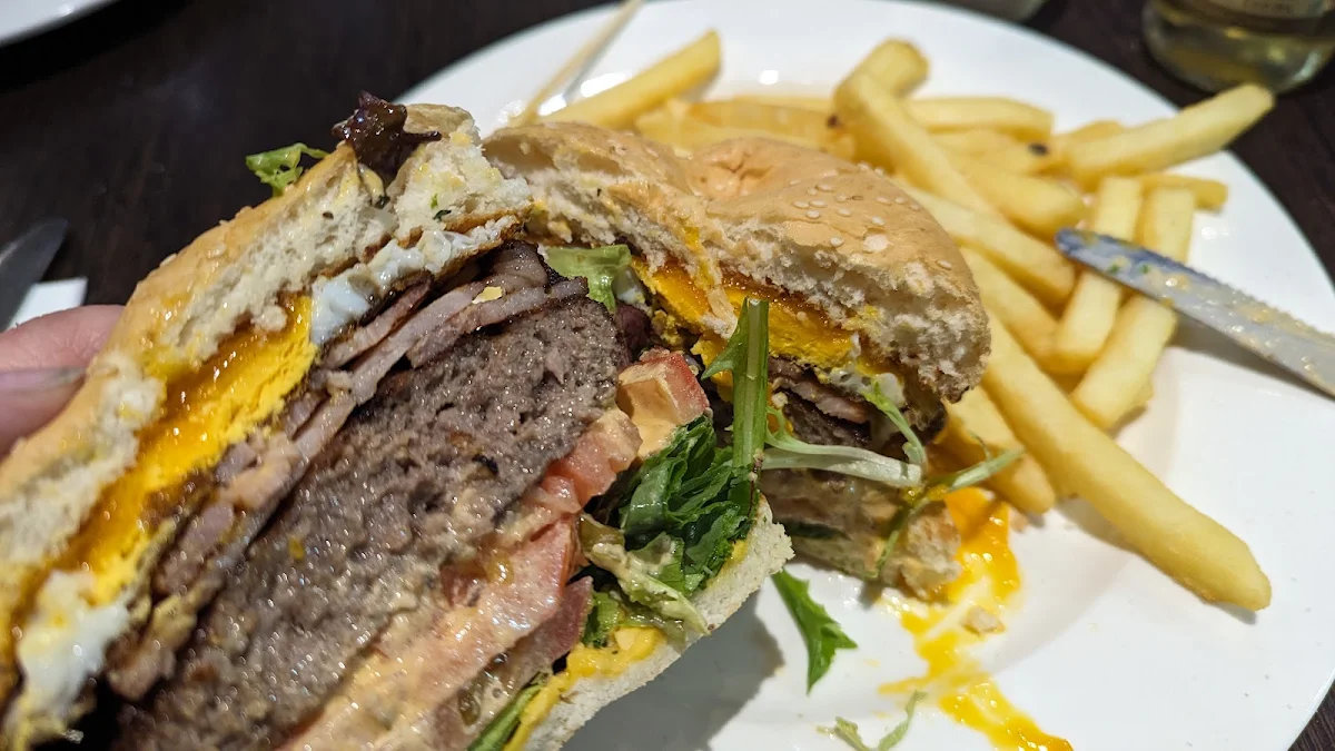 Burger Plus Egg Plus Bacon, Skyways Hotel