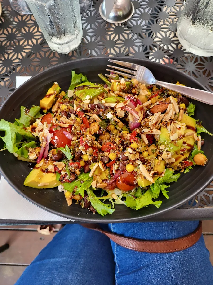 Mediterranean Salad with Avocado