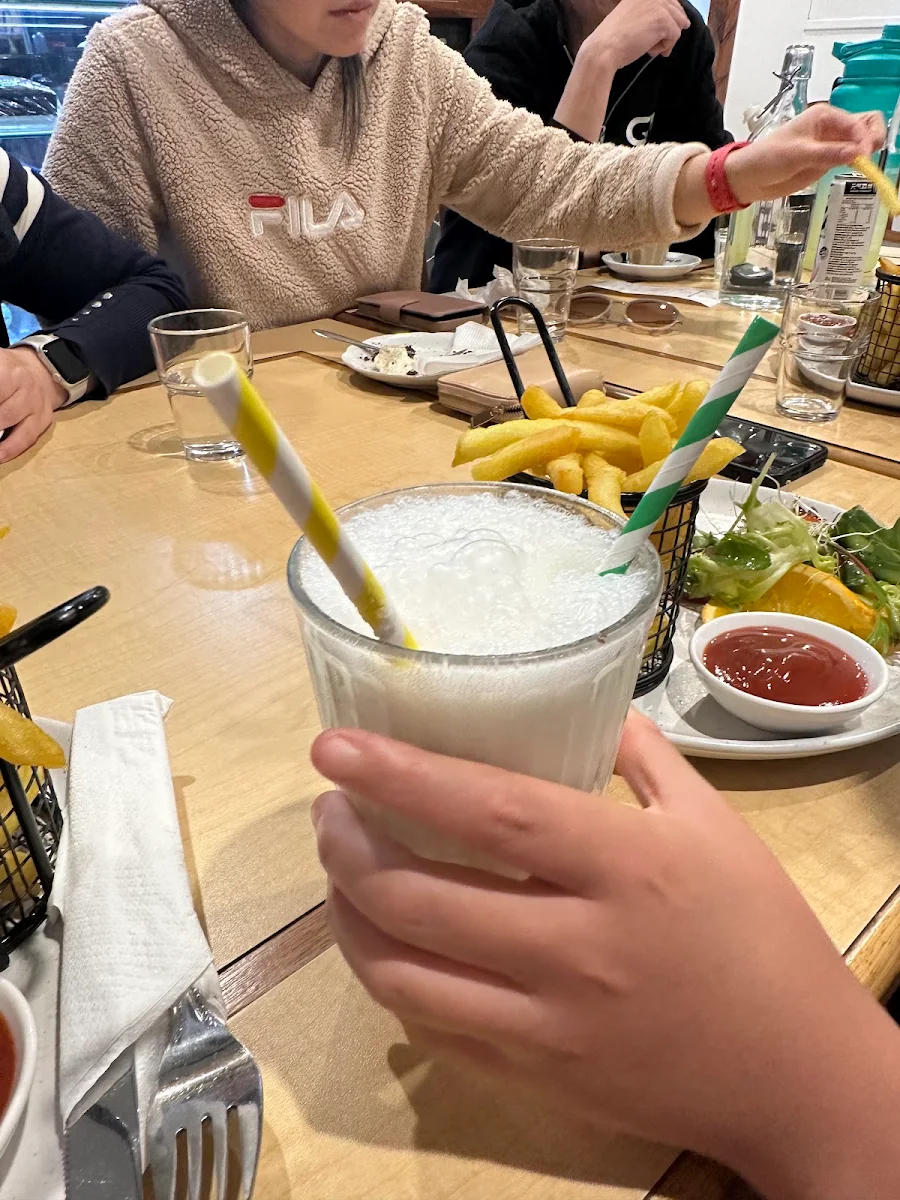 Vanilla Milkshake, MeowMe Cat Cafe