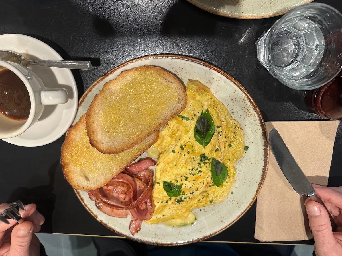 Highlights, Miss Carter Cafe