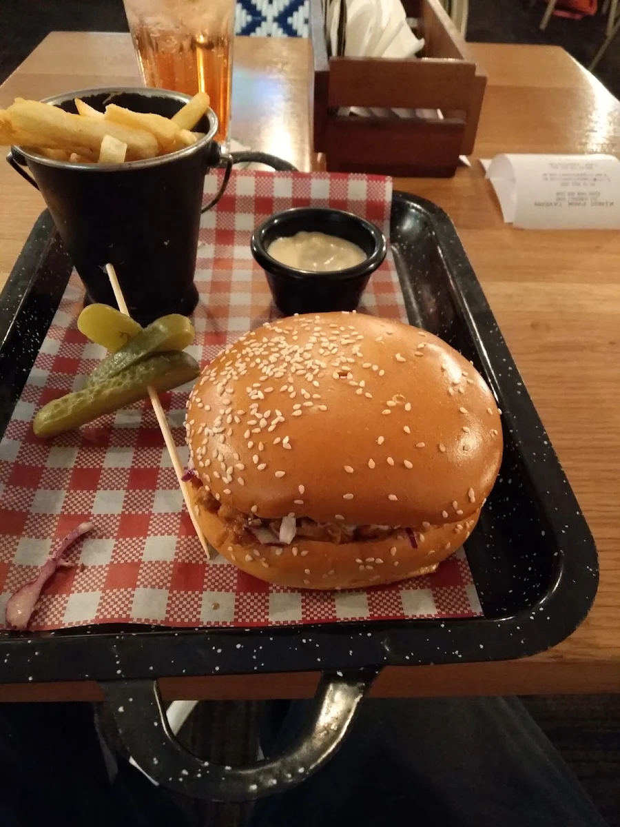 Pulled Pork Burger, Kings Park Tavern