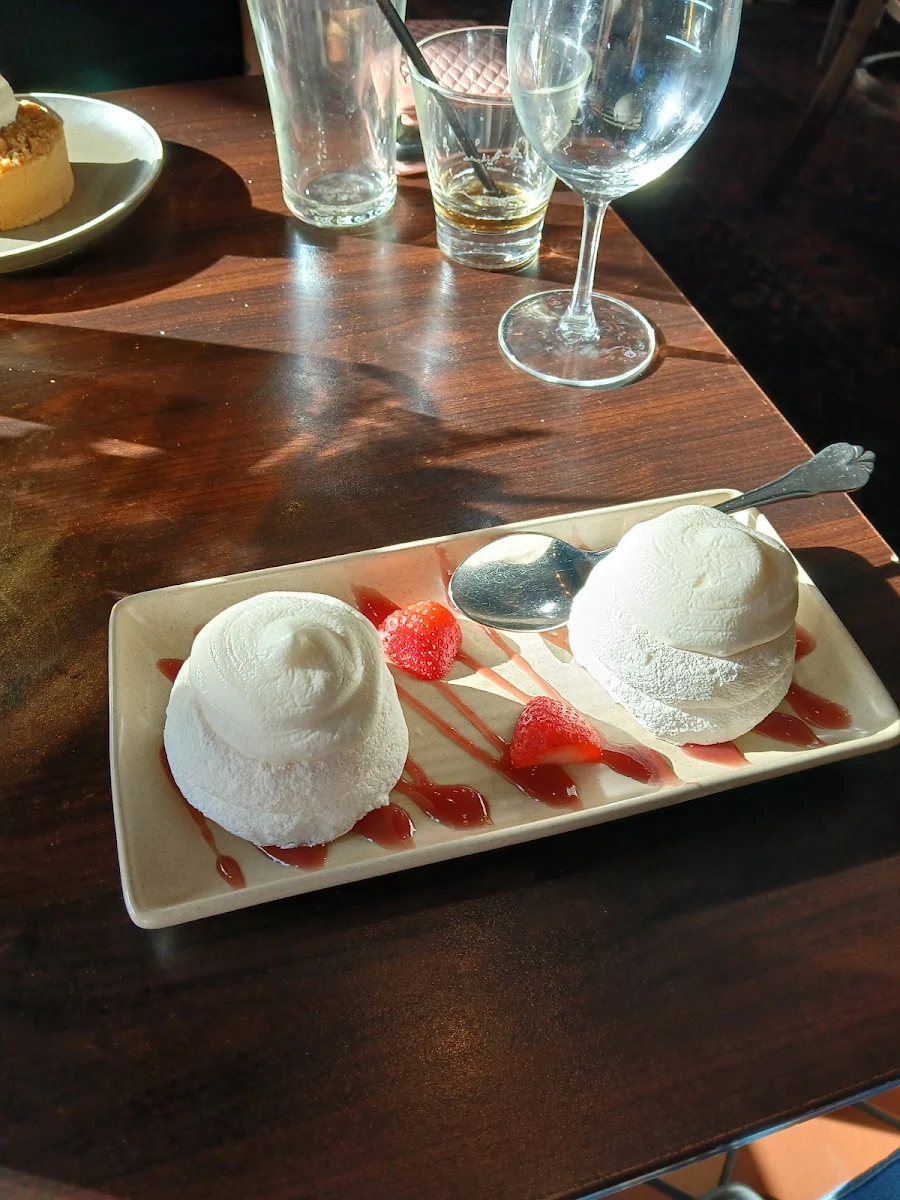 Pav, Shamrock Hotel Cafe