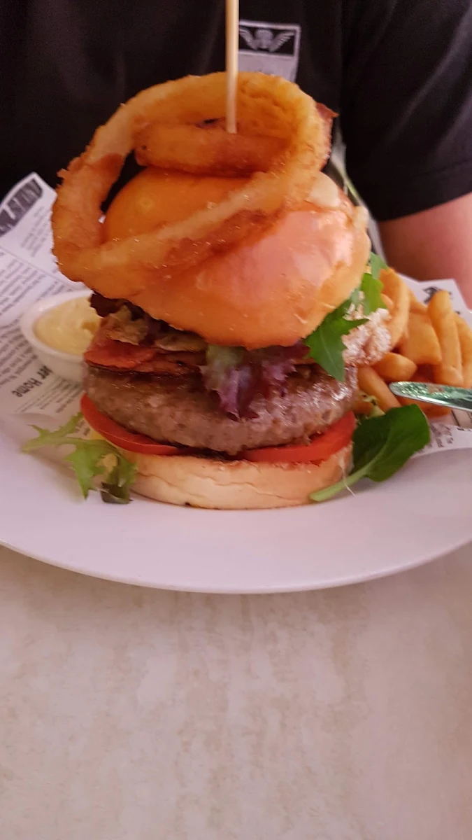 Buger, Henley Beach Hotel