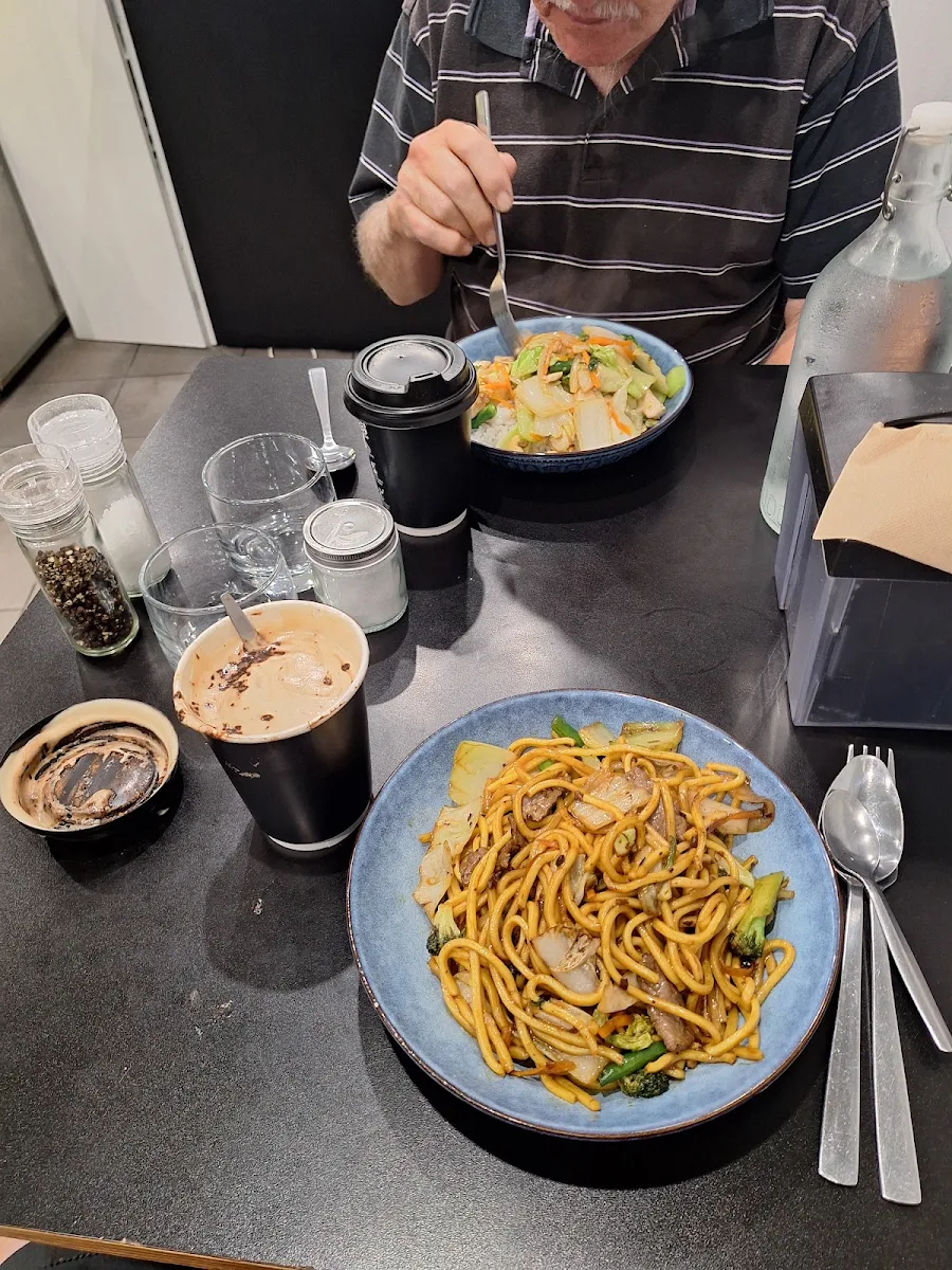 Highlights, Se7ven Cafe & Takeaway noodle bar