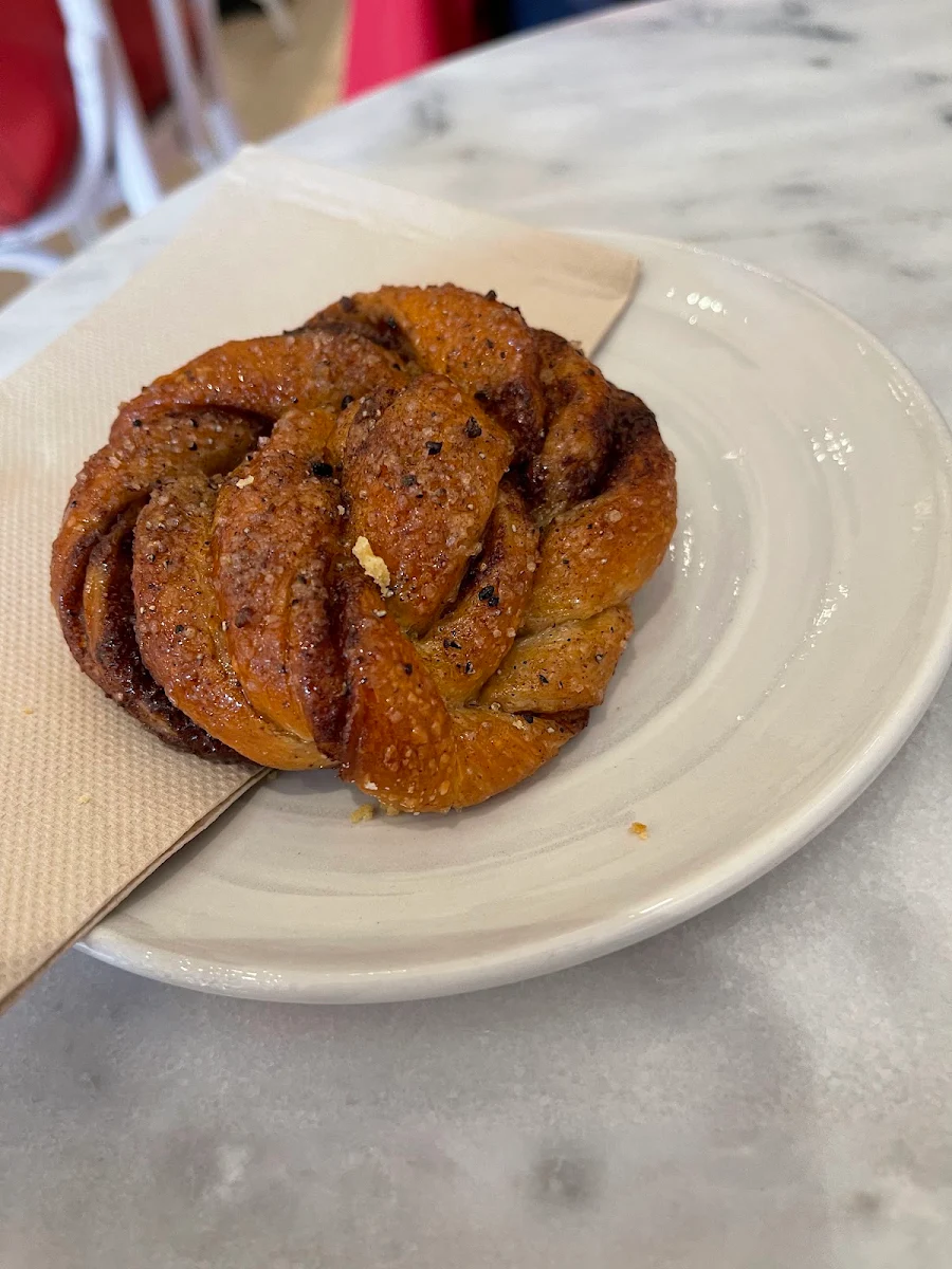 Cinnamon Roll, Jour Cafe & Store