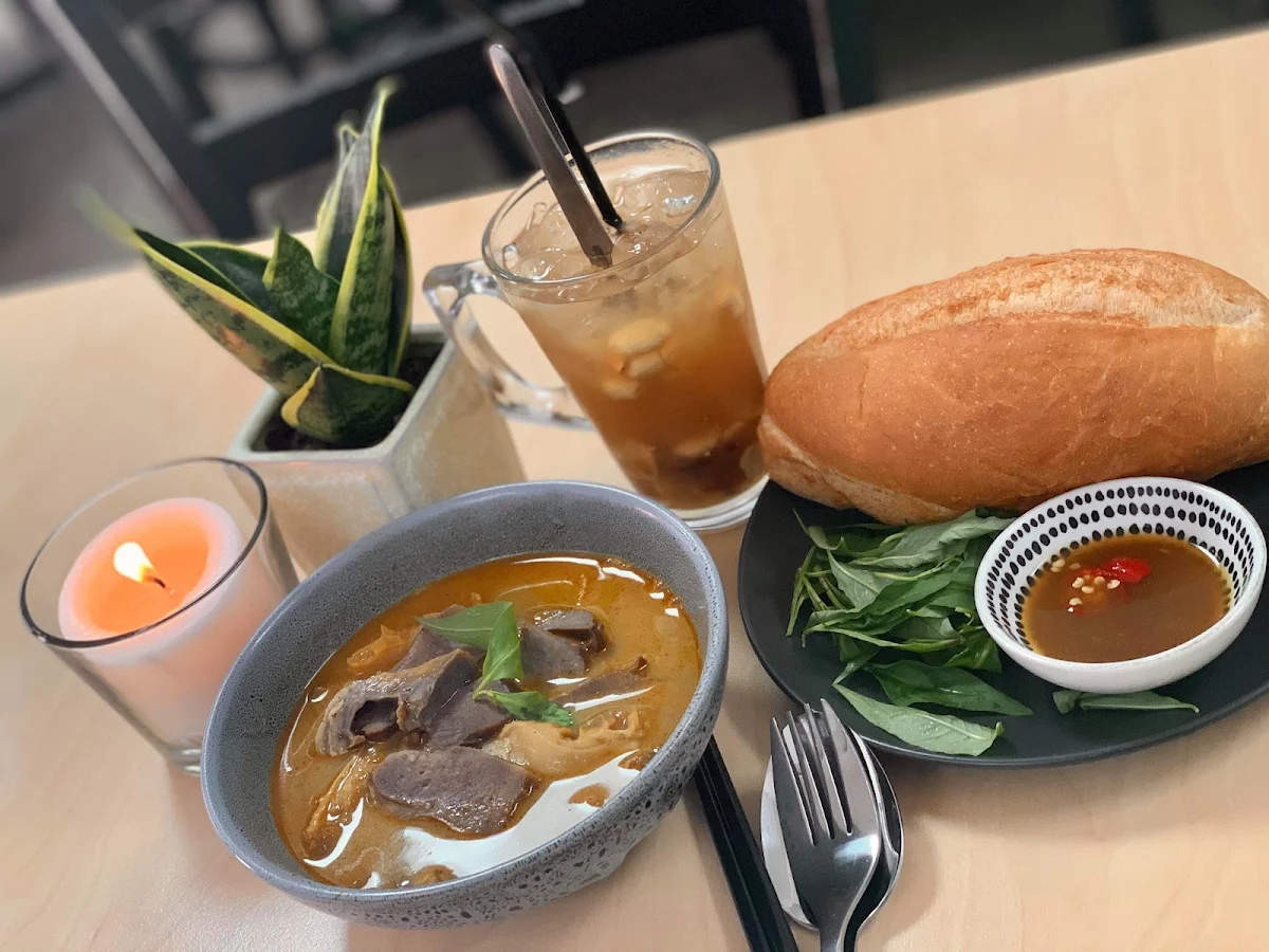 Phá Lấu Bánh MÌ Stew Beef Organ Meats with Bread Roll