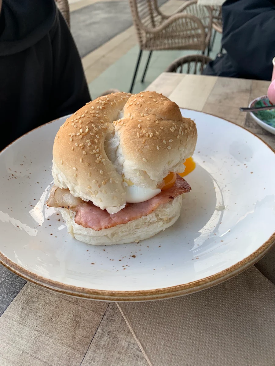 Breaky Roll, Hugo's Brew and Chew