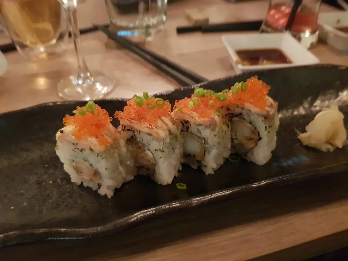 Tasmuniun Saimon Belly Sushi