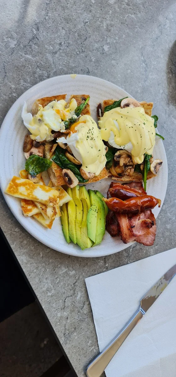 Eggs Benedict, Yarrabilba Coffee Hub & restaurant