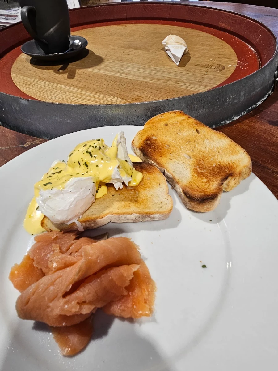 Eggs Benedict, Vincenzo's Cafe