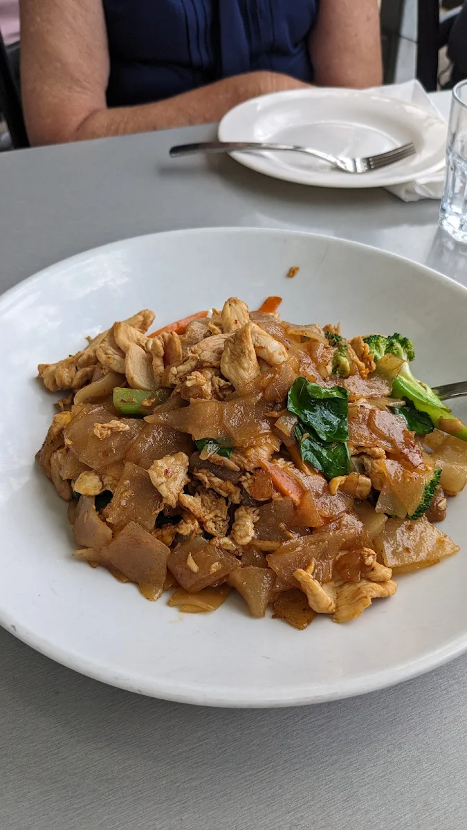 Pad See Eiw, Oishii Japanese and Thai Restaurant