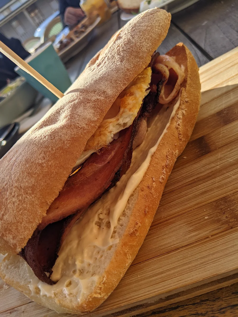 Bacon and Egg Roll, Piccola baia