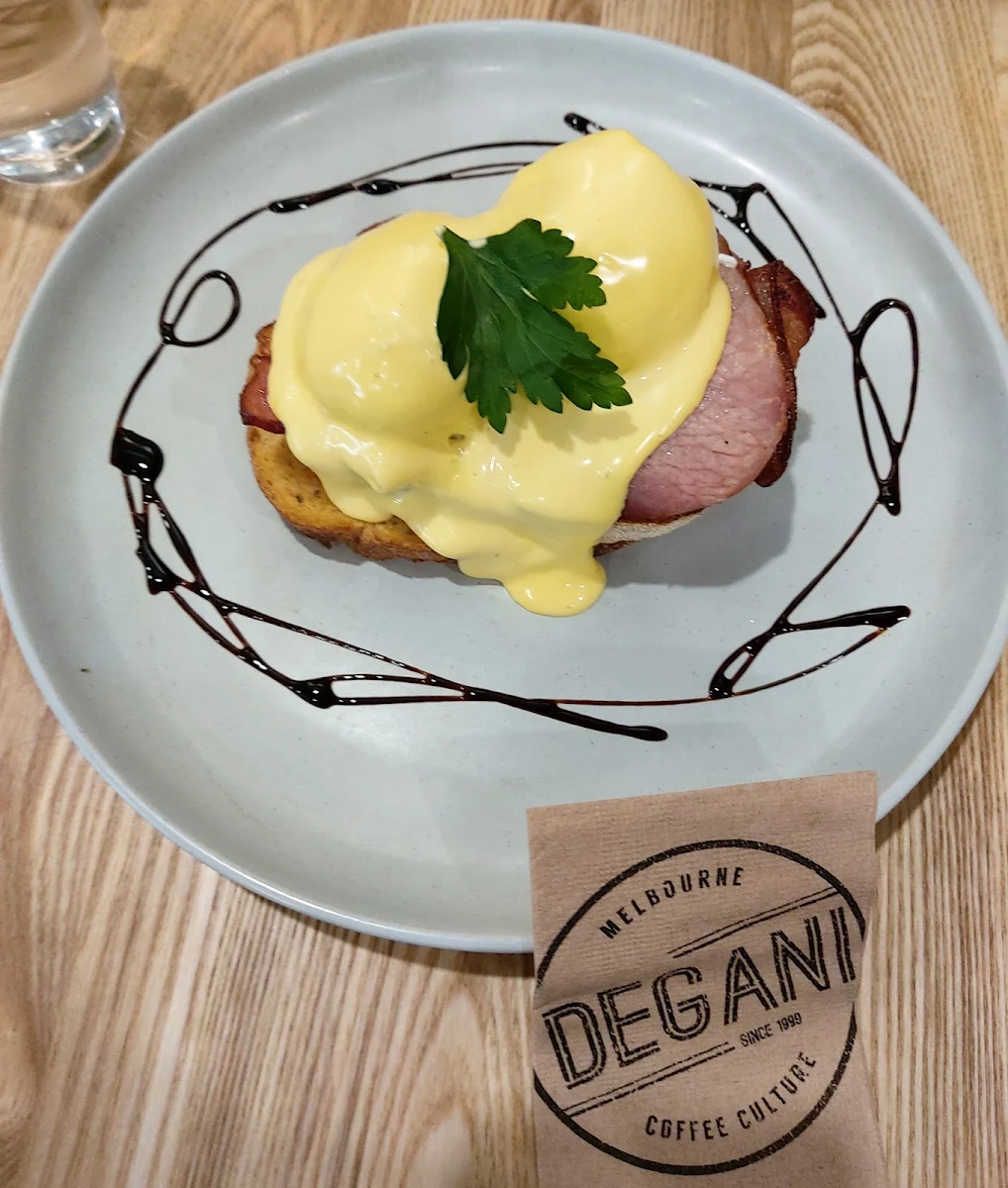 Eggs Benedict, MoMa Social Cafe