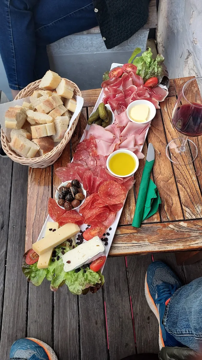 Highlights, Whisper Wine Bar