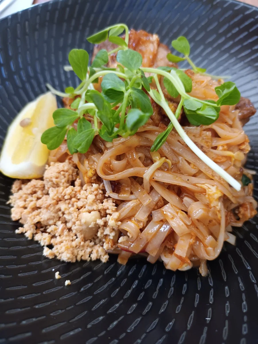 Pad Thai, Caledonian Hotel