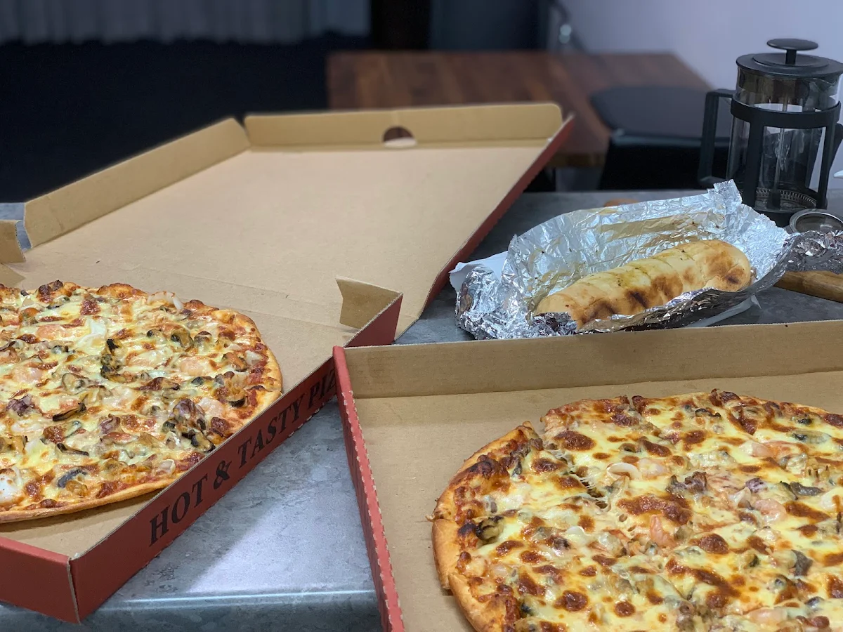 Highlights, Moonlite Cafe & Pizza