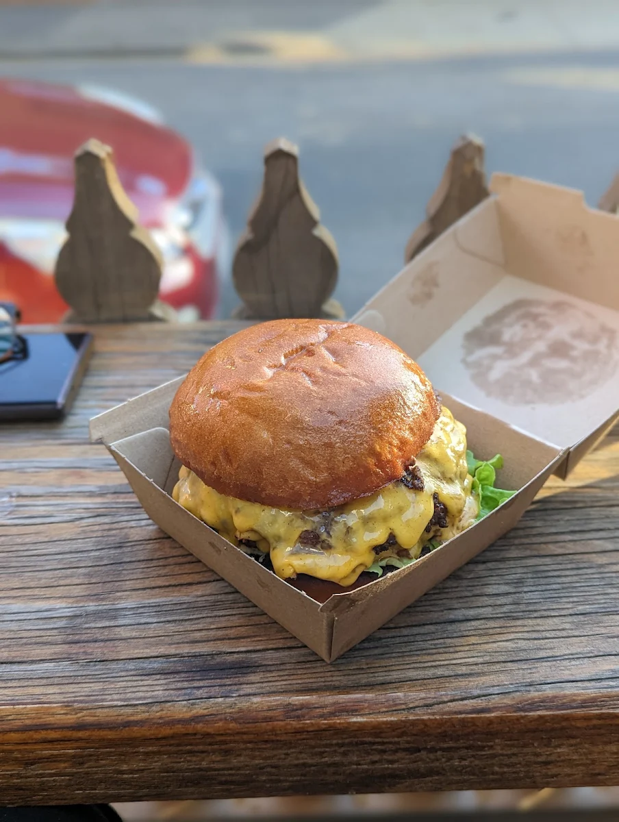 Double Beef Cheeseburger, Leonards House of Love