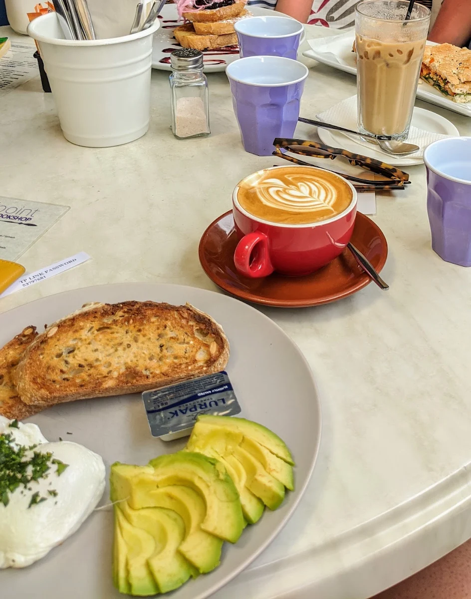 Flat White, At Adels