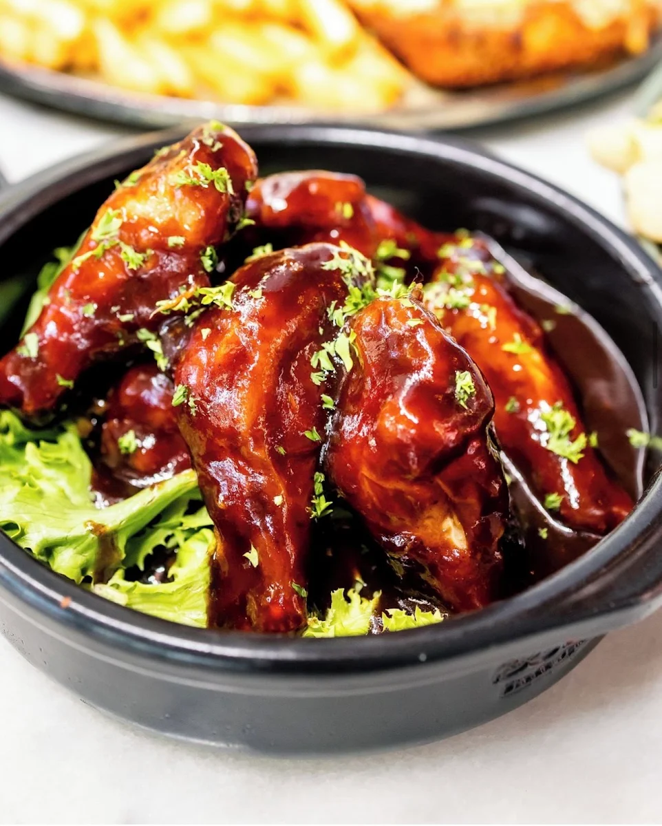 Crispy Chicken Wings with Chips and Mayonnaise