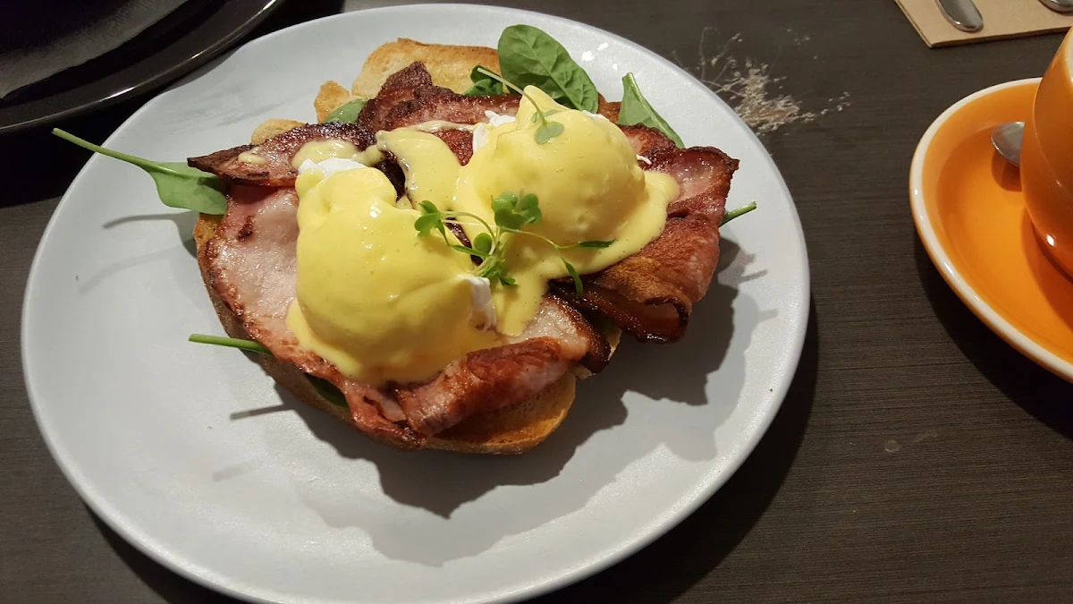 Eggs Benedict, Wah Wah Lounge