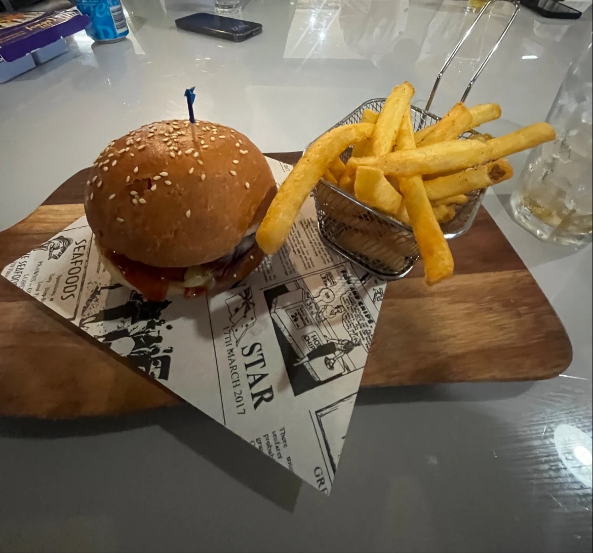 Cheeseburger, Stuarts Point Tavern