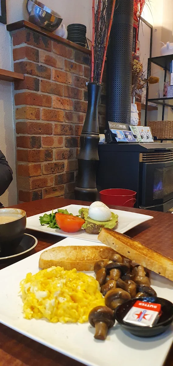 Benedict, Hello Cafe