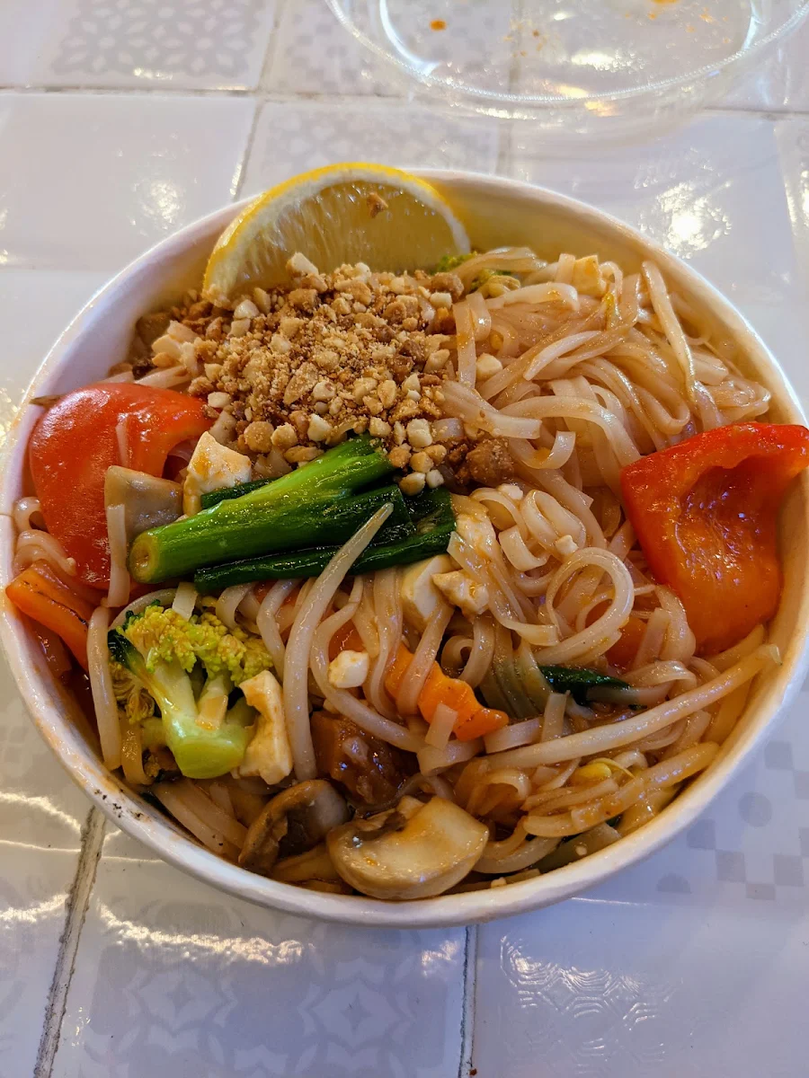 Vegetable Pad Thau, Mak Mak