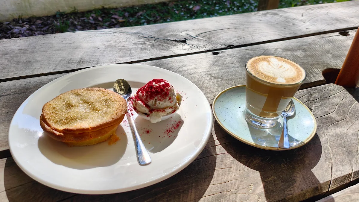 Johnny Ripe Apple Pie and Latté
