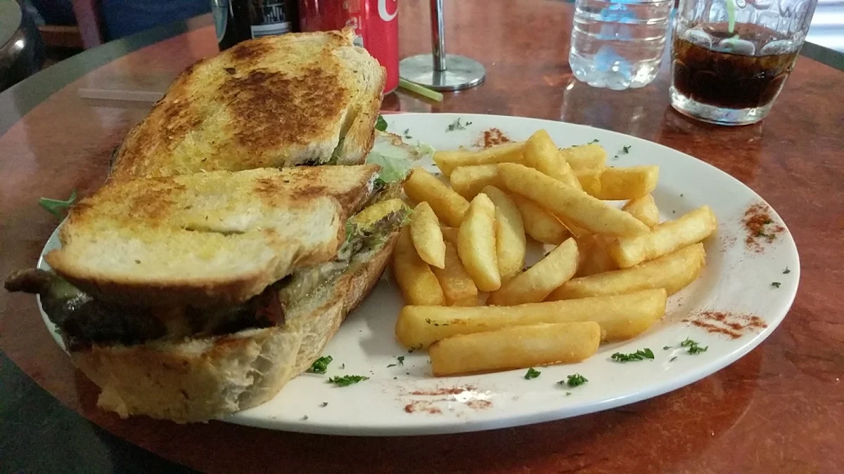 Steak Sandwich with Chips