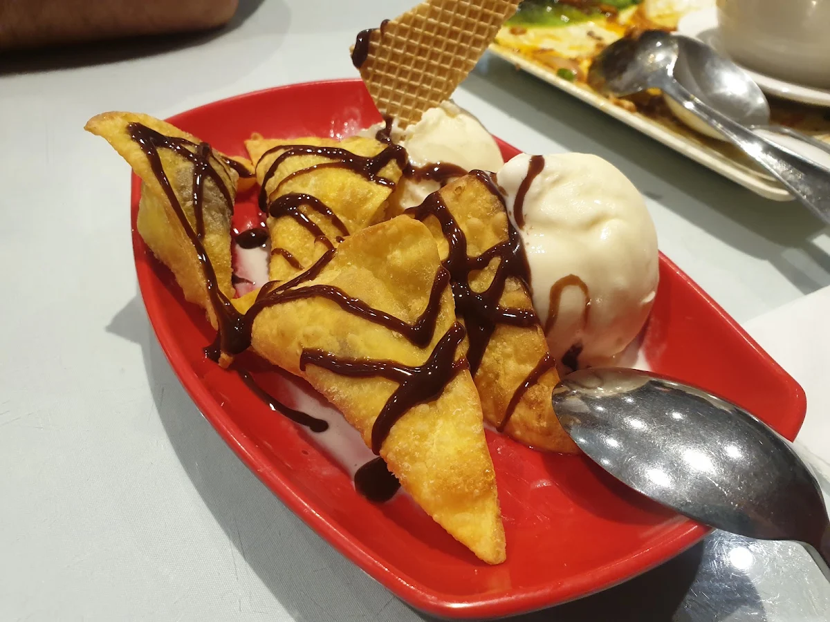 Cream Cheese Chocolate Won Ton with Ice Cream