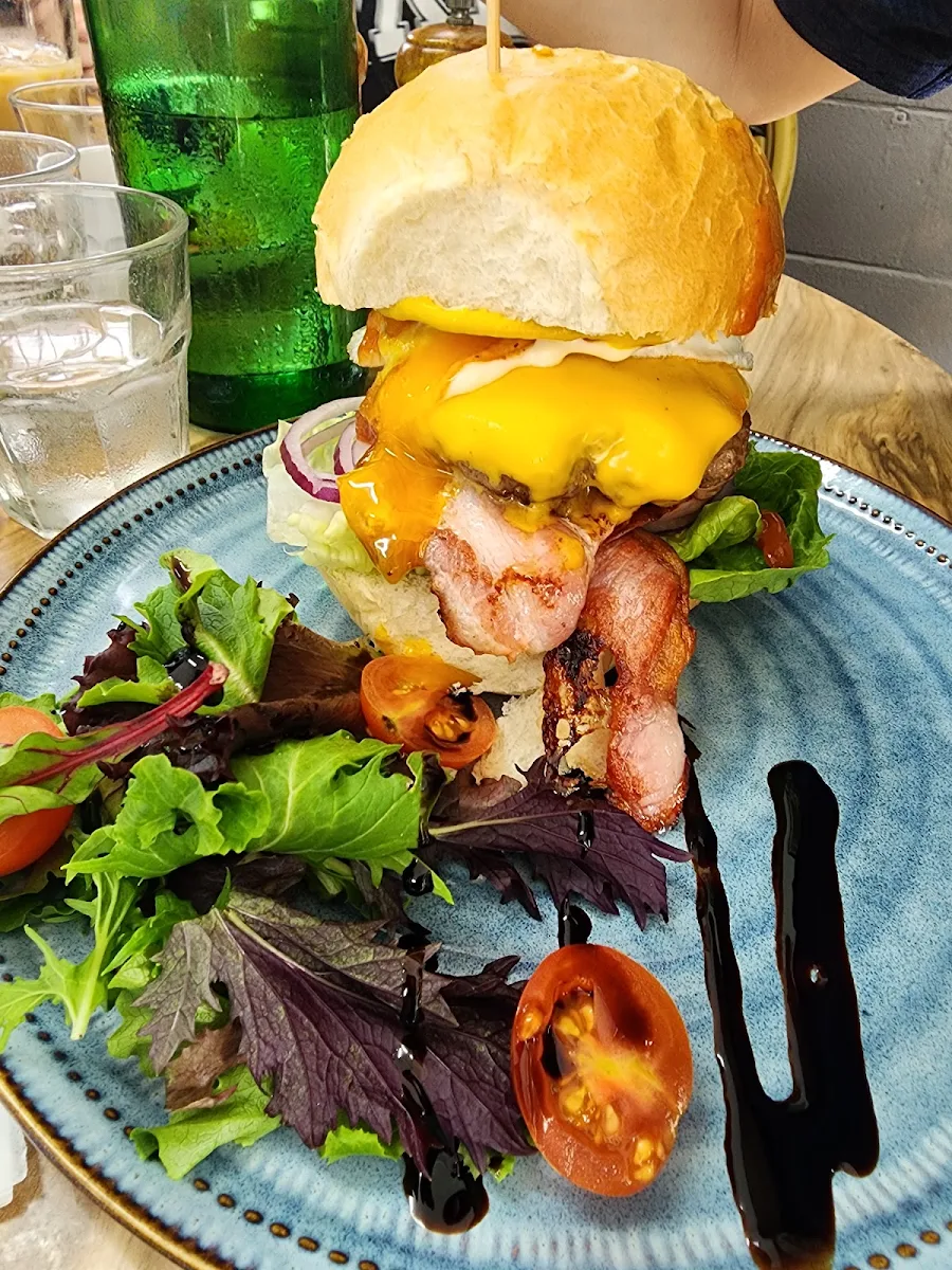 Daddy's Burger, Pete & Paulz Breakfast Bar