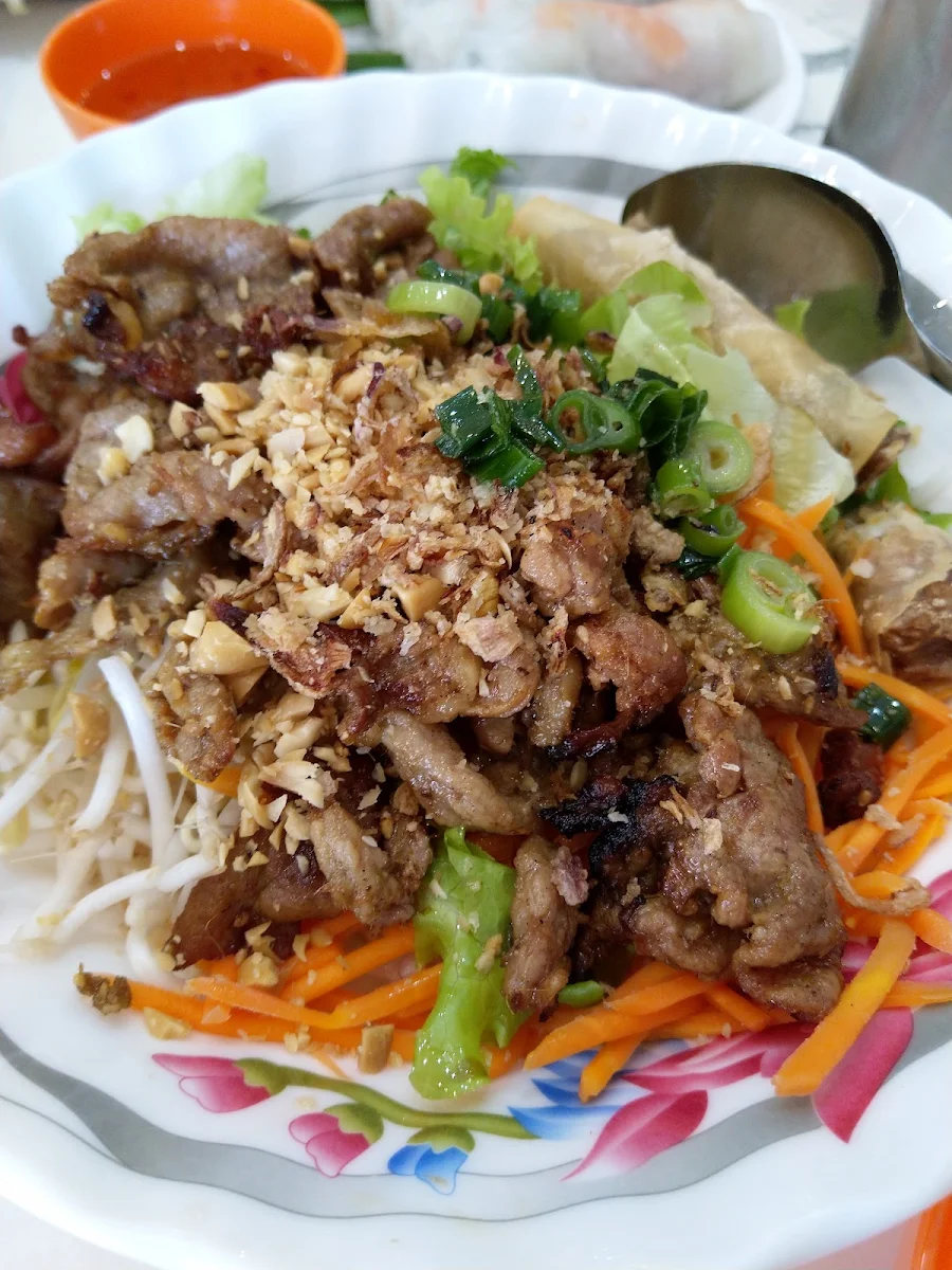 Lemon Grass Beef Bun with Spring Rolls