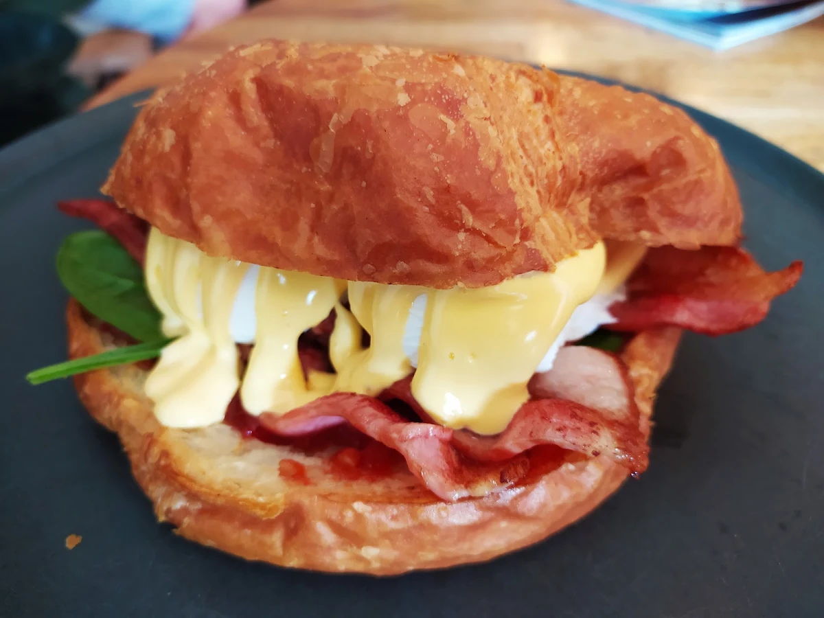 Hollandaise Croissant