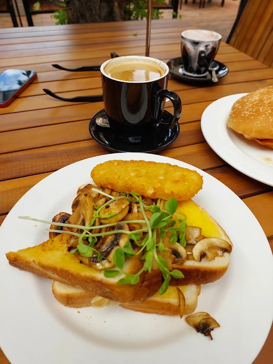 Highlights, Beryls cafe