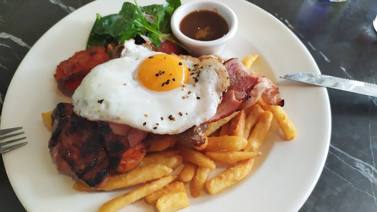 Mix Grill, Tower Hotel, Hawthorn East