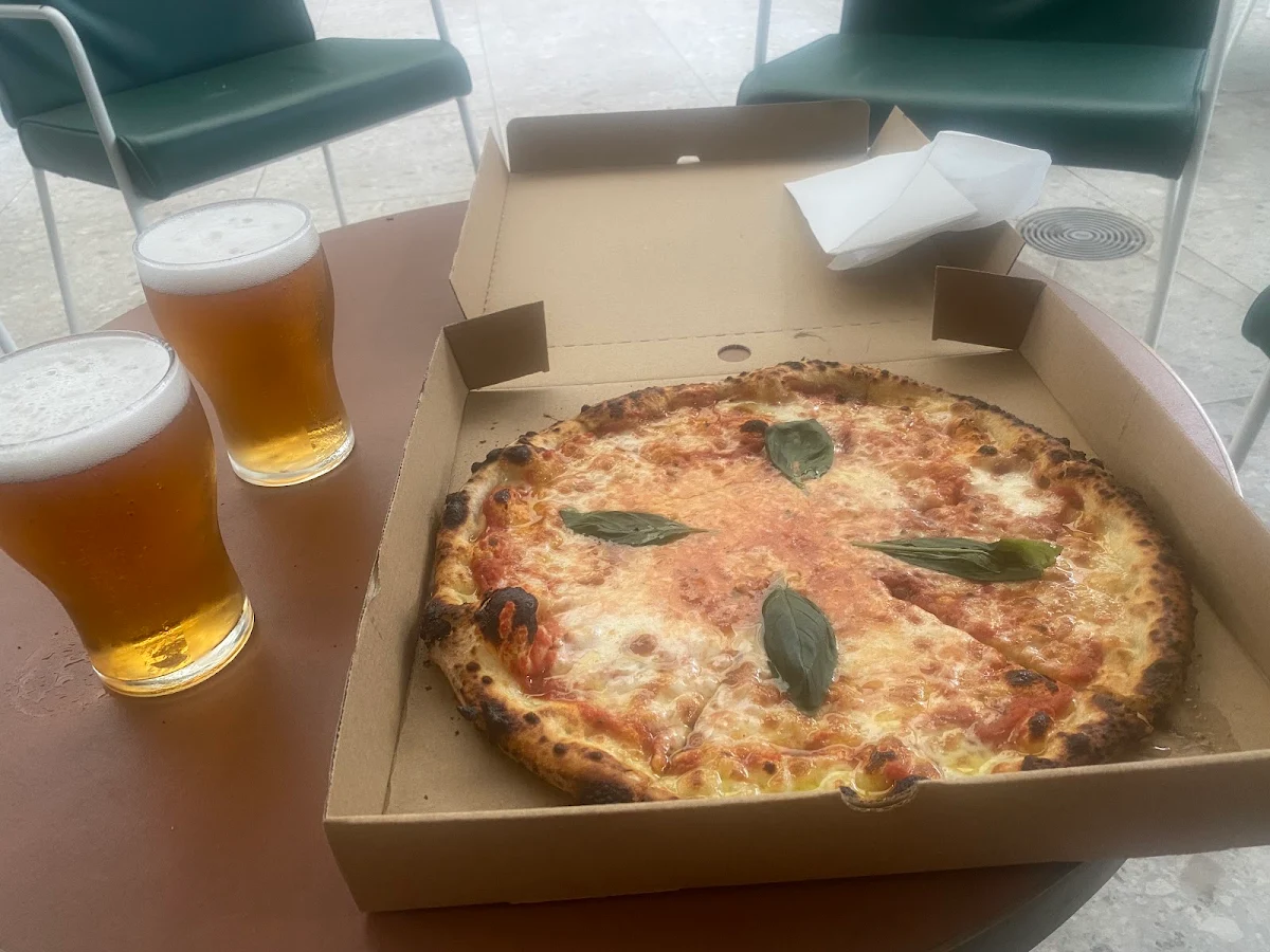 Highlights, Hilly's Pizza