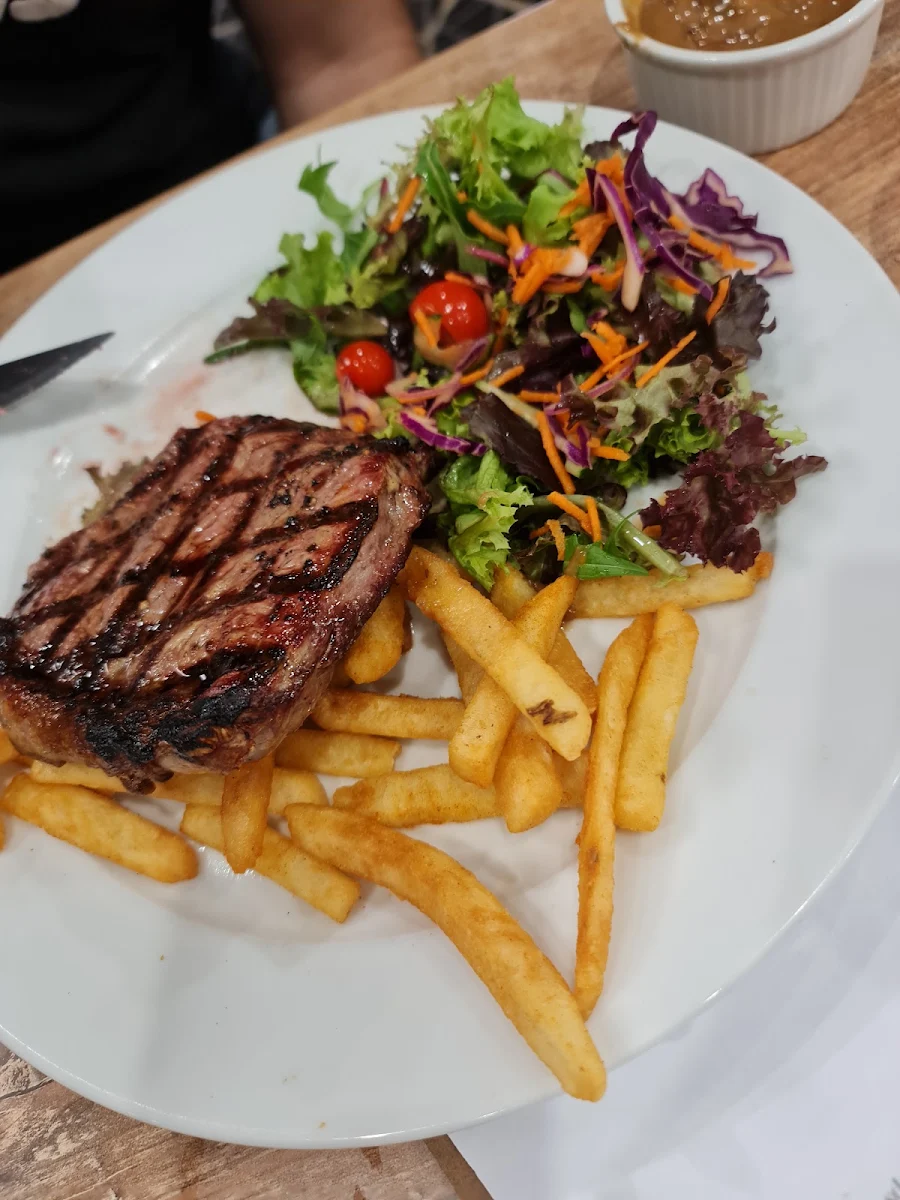 Highlights, The Cooee Hotel