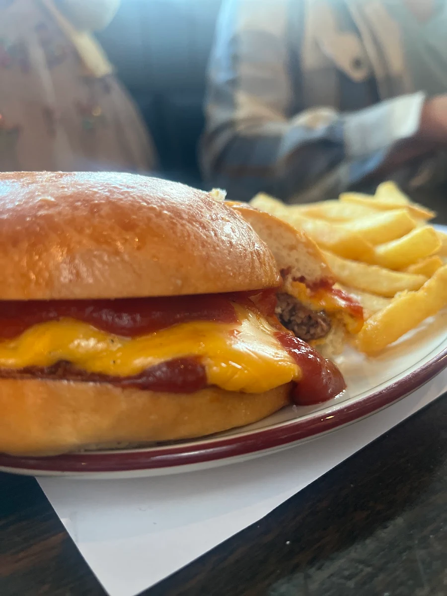 Cheeseburger, Mount Erica Hotel