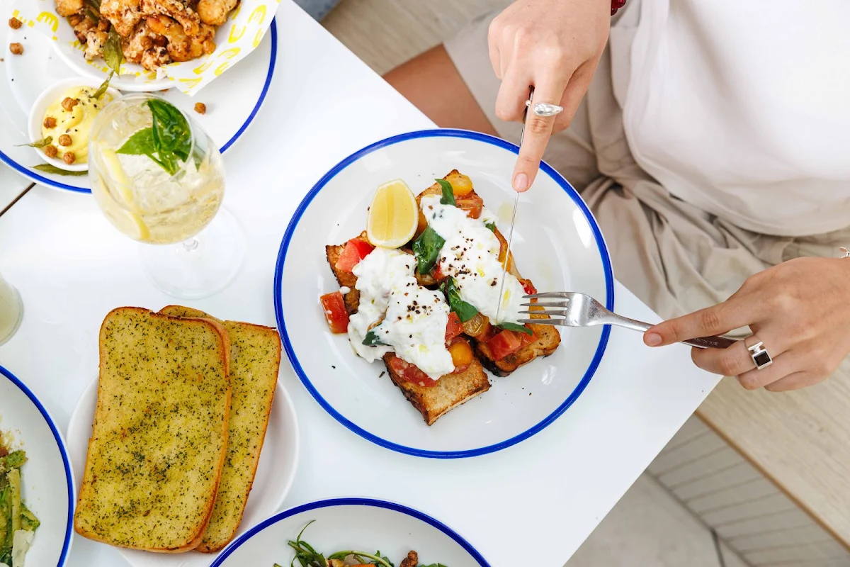 Highlights, Courtyard Restaurant & Bar