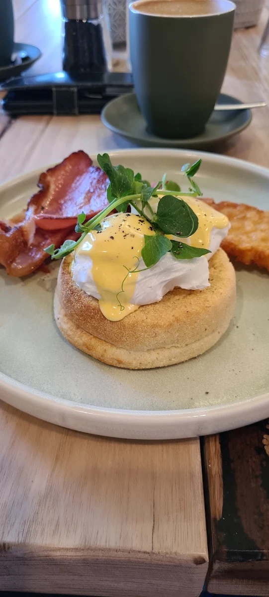 Eggs Benedict, Angie Sue Lauderdale
