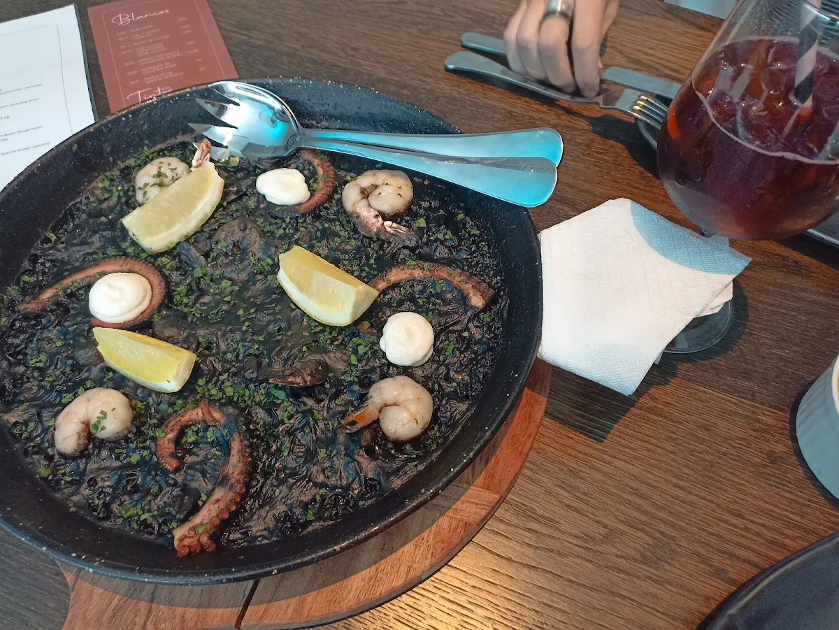 Paella de Arroz Negro Con Aioli GF