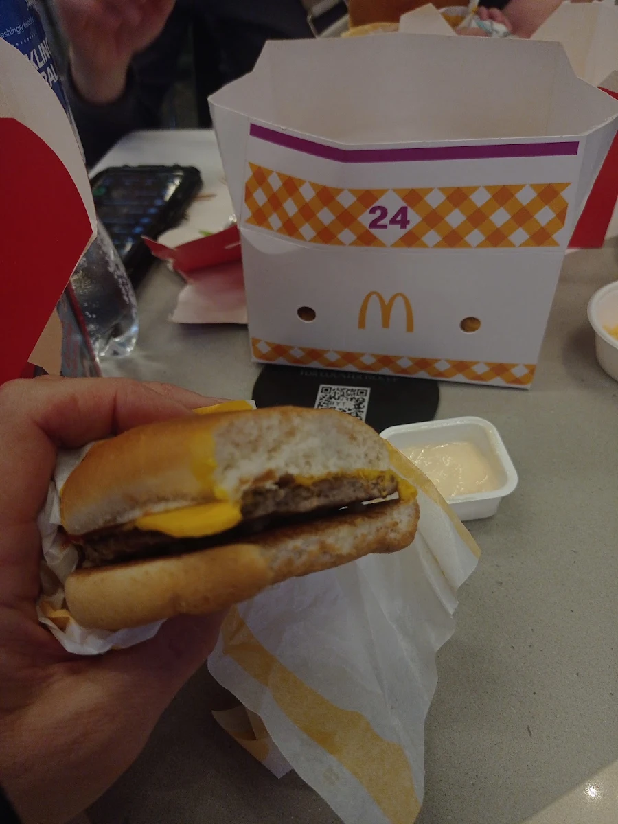 Cheeseburger, McDonald's Chadstone Shopping Centre