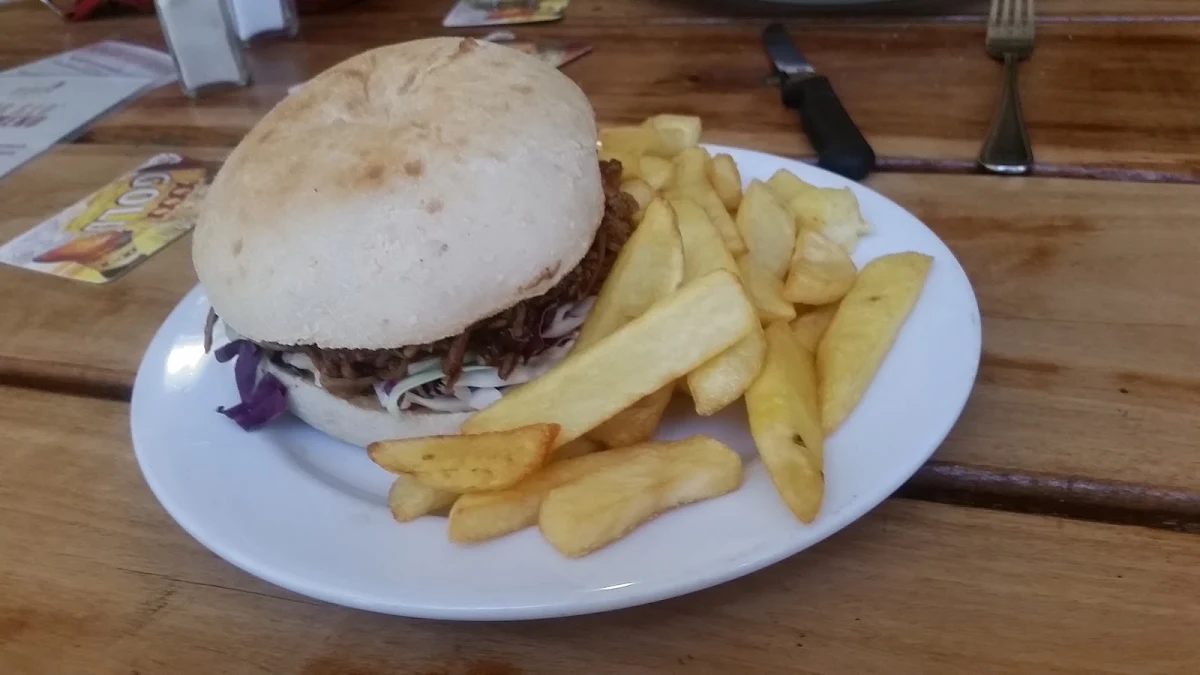 Lunch Pulled Pork, Bellbird Hotel