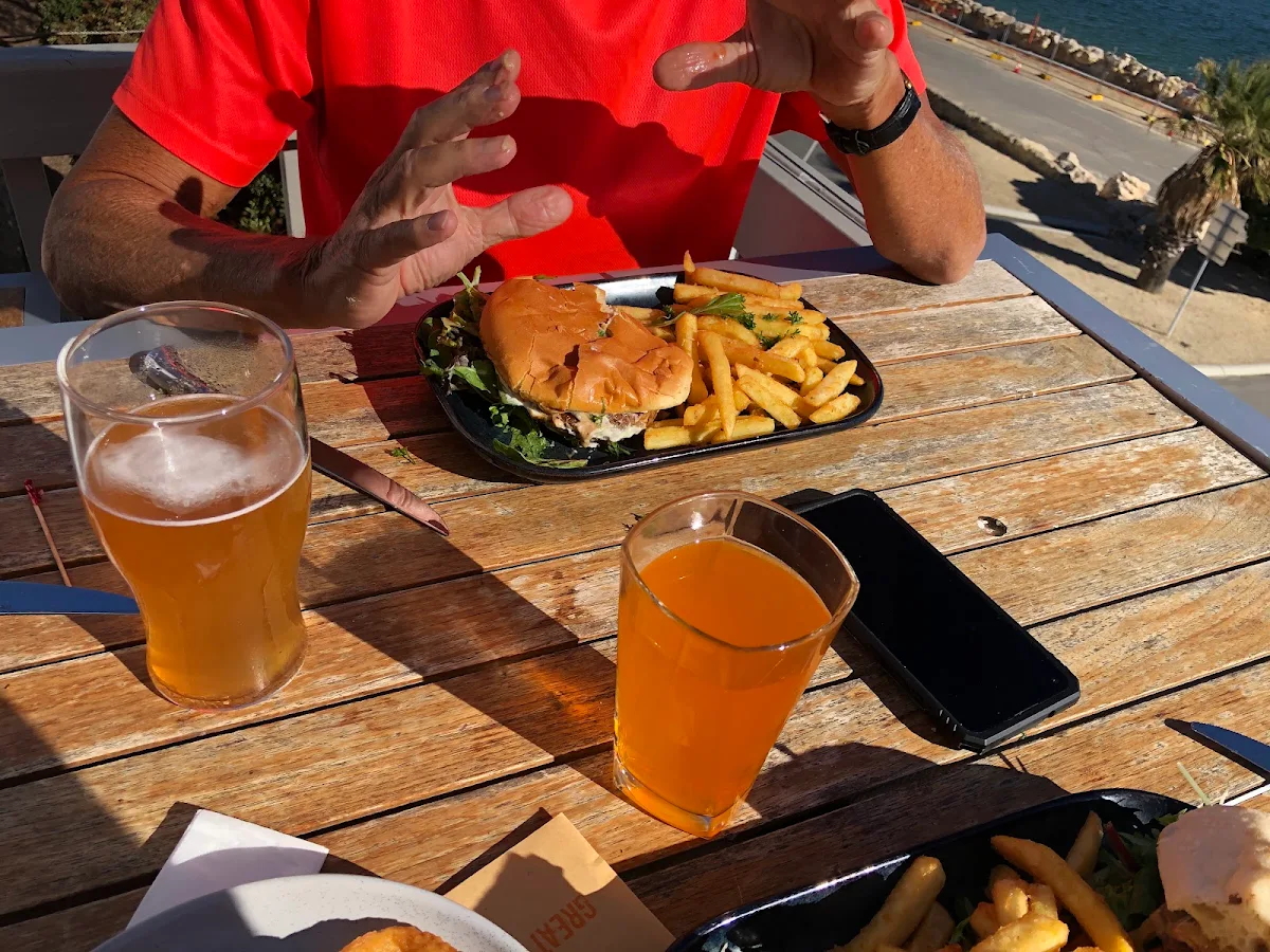 Bigger Bugger Burger, Tavern At The Rocks