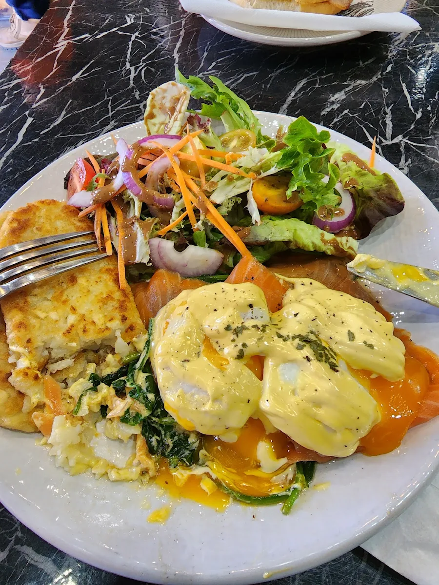 Eggs Benedict with Smoked Salmon and Hash Browns