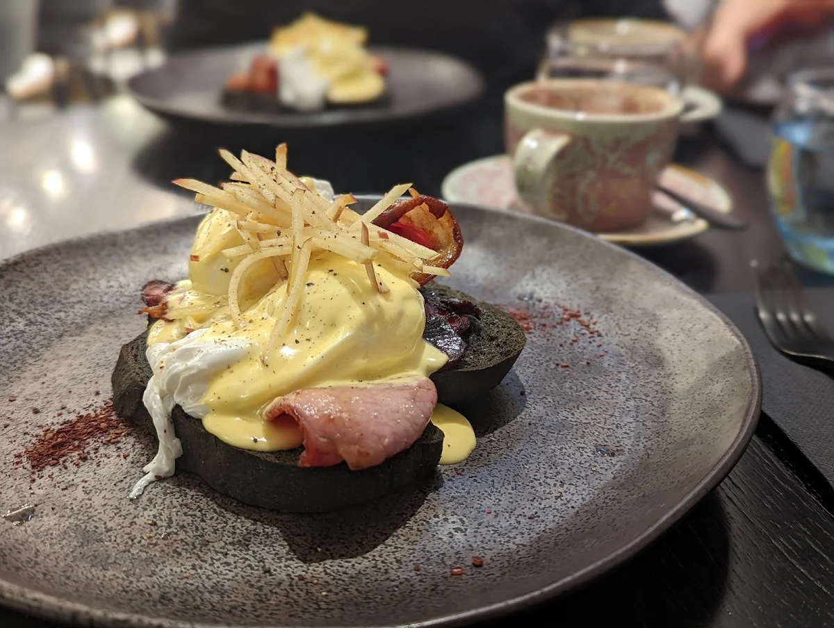 Eggs Benedict, Tesoro