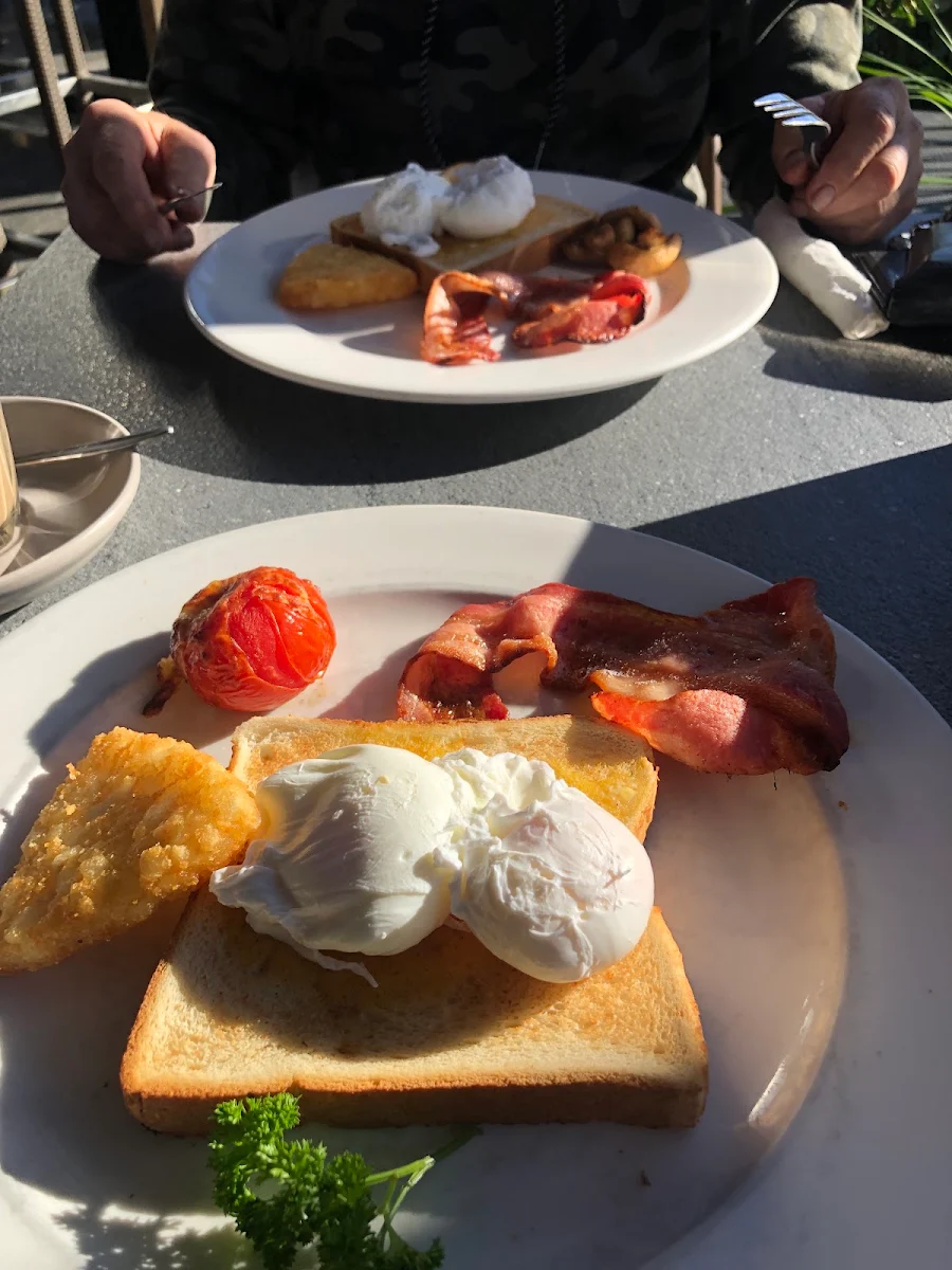 Bacon and Eggs, Earth 'n' Sea Pizza